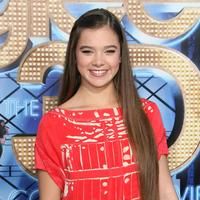 Hailee Steinfeld at The world premiere of 'Glee: The 3D Concert Movie' pictures | Picture 63463